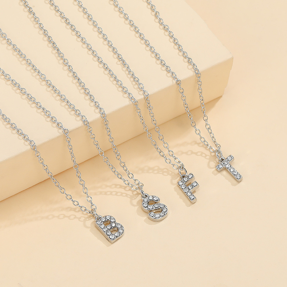 สร้อยคอนามธรรมแบบใหม่จากยุโรปและอเมริกา โดย O-so ออกแบบโดยใช้โลหะผสม มาพร้อมจี้ตัวอักษรและสต็อก 3.24