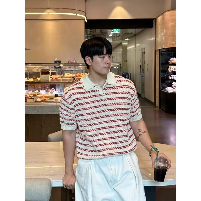 เสื้อยืดแขนสั้นผู้ชายสไตล์อเมริกันวินเทจ ลายฉลุ คอเฮนรี่ เรียบง่าย ทรงหลวม สีพื้น