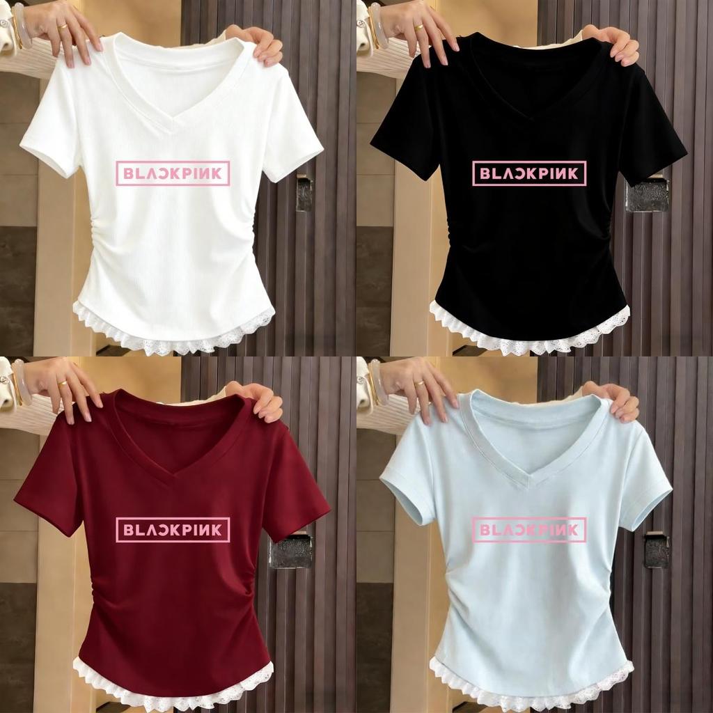 【COD】เสื้อยืดแขนสั้นคอวีลาย BLACKPINK สำหรับสตรี ตัวยืดหยุ่นสวยงาม มีลายลูกไม้ขอบตกแต่ง เสื้อผ้าแฟชั่นสไตล์ไม่เหมือนใคร