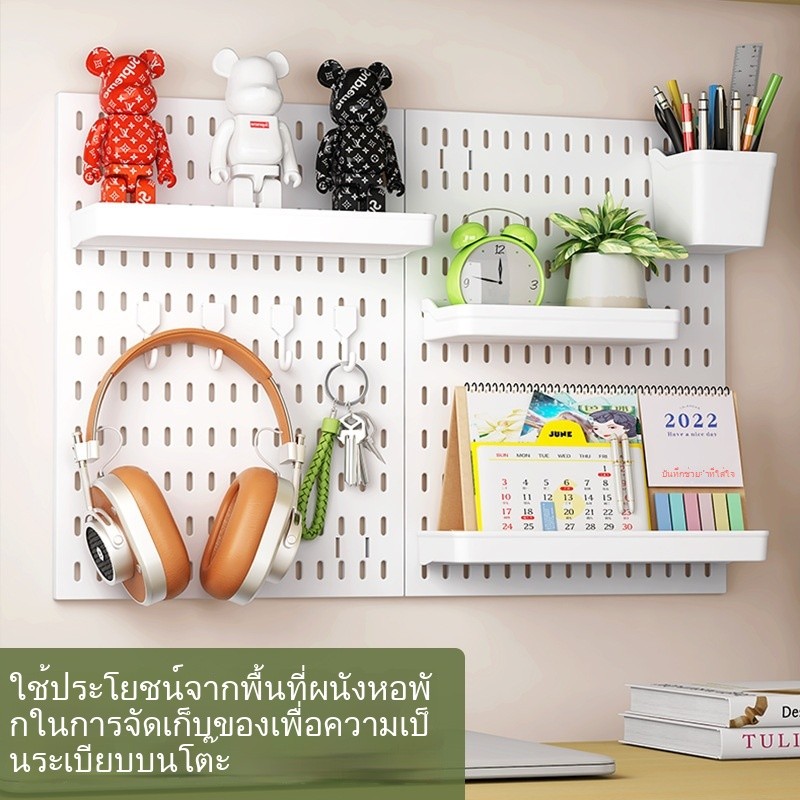 แผ่นติดผนังไม่ต้องเจาะรู (Pegboard) สำหรับจัดเก็บของเหนือโต๊ะคอมในห้องทำงานหรือห้องเกม KJ61