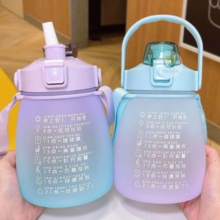 ขวดน้ำ 1.3 ลิตร สีทูโทน พร้อมหลอด หูหิ้ววางมือถือได้ มีสายสะพาย พกพาง่าย ฝาปิดมีตัวล็อกกันฝุ่นกันน้ำหก แถมสติกเกอร์