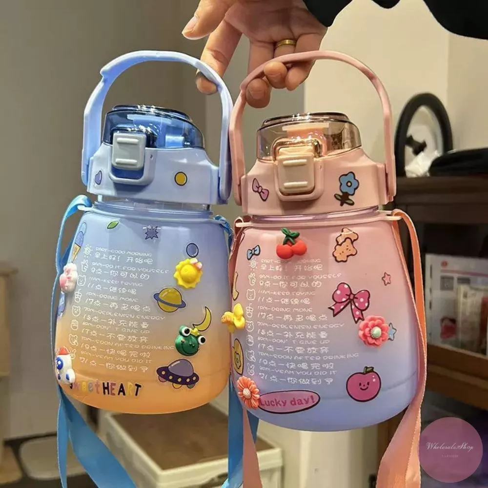 ขวดน้ำ 1.3 ลิตร สีทูโทน พร้อมหลอดซิลิโคน ล้างใช้ซ้ำได้ หูหิ้ววางมือถือได้ มีสายสะพาย พกพาง่าย แถมสติกเกอร์