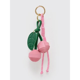 [Pomelo] พวงกุญแจเชือกถักประดับจี้เชอร์รี่สีชมพูและใบไม้สีเข…