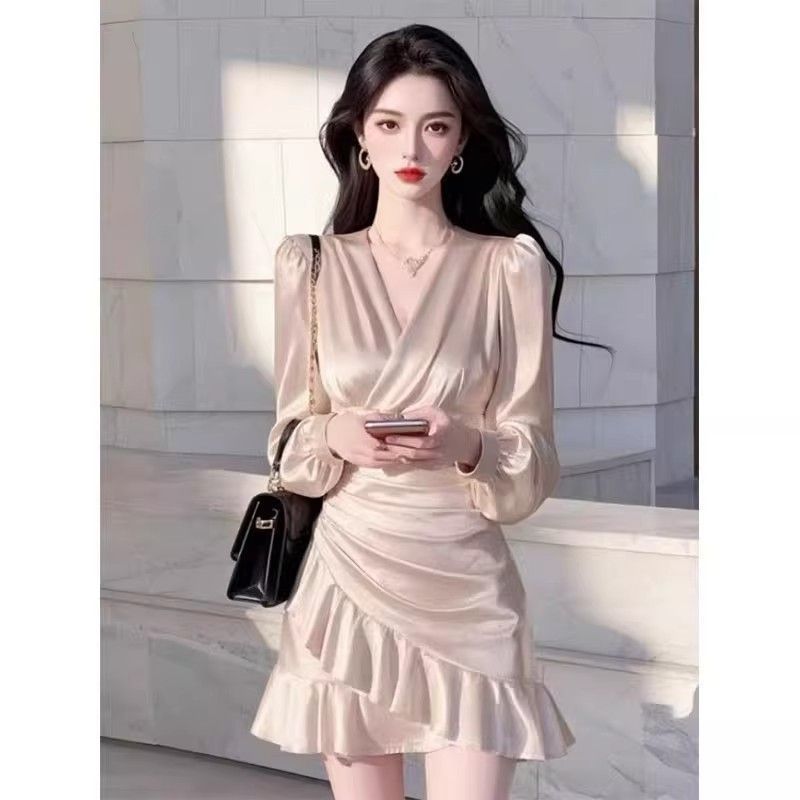 สินค้าใหม่พร้อมสต็อกรู้สึกอารมณ์แคบ-เอวแขนยาวชุดเสื้อผ้าผู้หญิง2025ฤดูใบไม้ผลิแฟชั่นกระโปรงสั้นผ้าซาตินขนาดเล็ก20260318