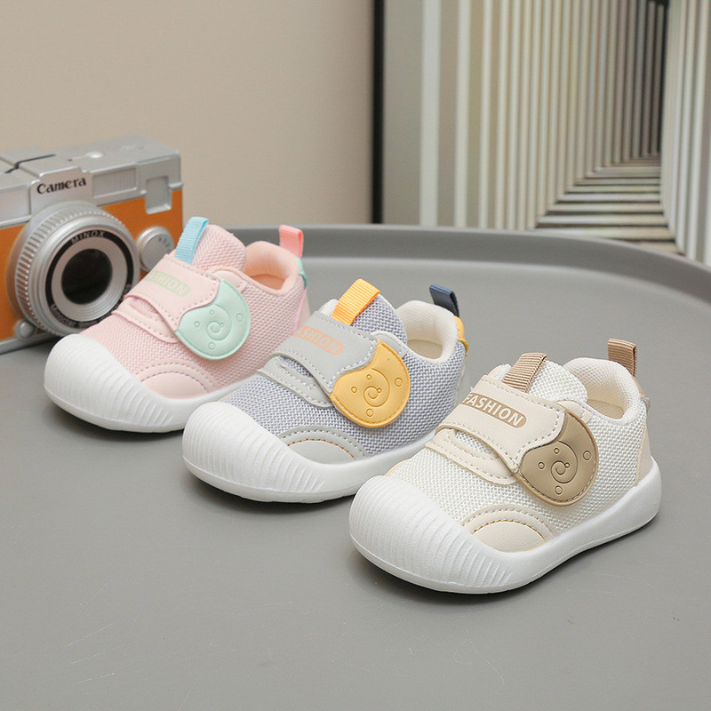 รองเท้าผ้าใบเด็กอายุ 0-4 ปี สีขาว นุ่ม มั่นคง สำหรับเด็กวัยหัดเดิน ออกแบบมาให้มีตาข่ายระบายอากาศ เพื่อใส่แล้วสบาย