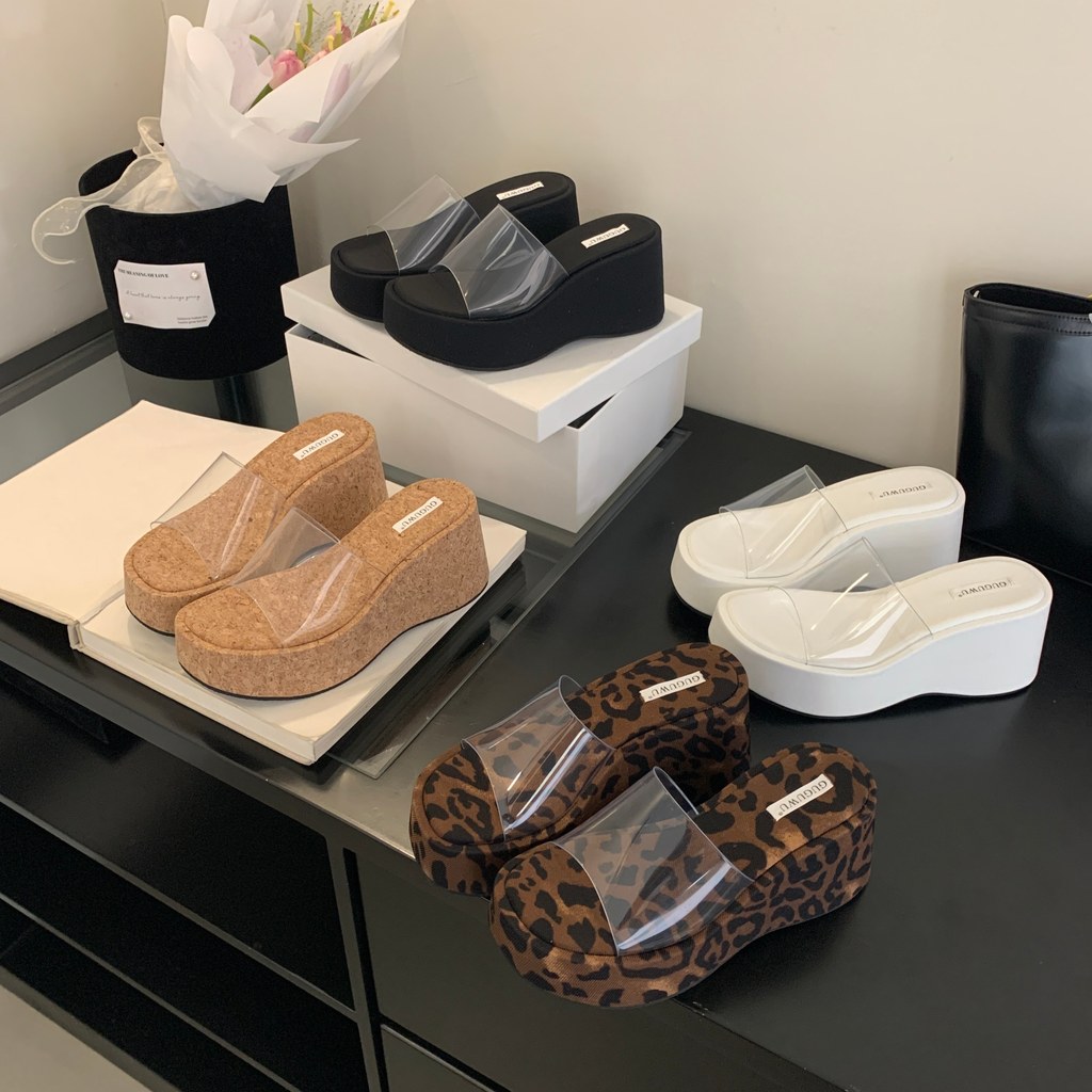 รองเท้าแตะ wedge heel สไตล์หรูหราสำหรับผู้หญิง strap โปร่งใส เพิ่มความสูง เหมาะสำหรับการสวมใส่ในฤดูร้อนและนอกบ้าน
