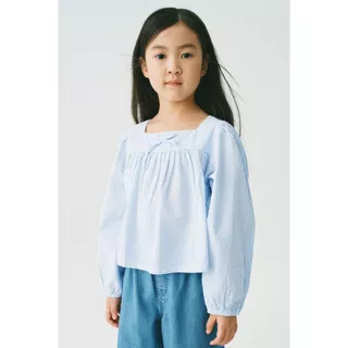 H&M(เอชแอนด์เอ็ม) เสื้อเบลาส์ผ้าซีเซอร์เกอร์คอตตอน พร้อมดีเทลโบว์ เด็กหญิง 1327597_1