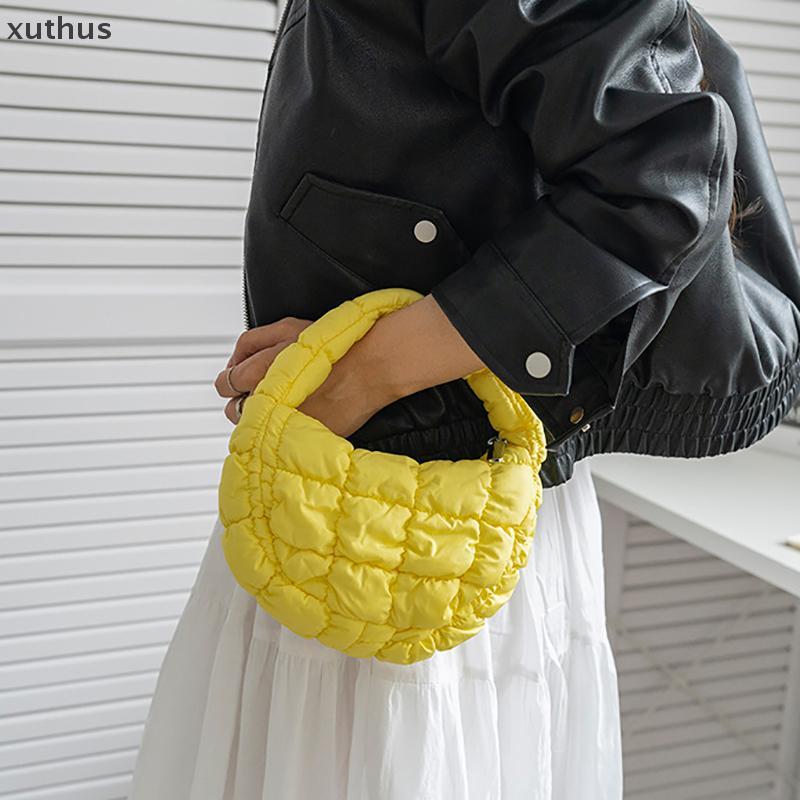 Mini Puffer Tote XUT กระเป๋า tote พัฟเฟอร์ขนาดเล็ก สไตล์หรูหรา สีม่วง ทำจากไนลอนนุ่มและเบาะ