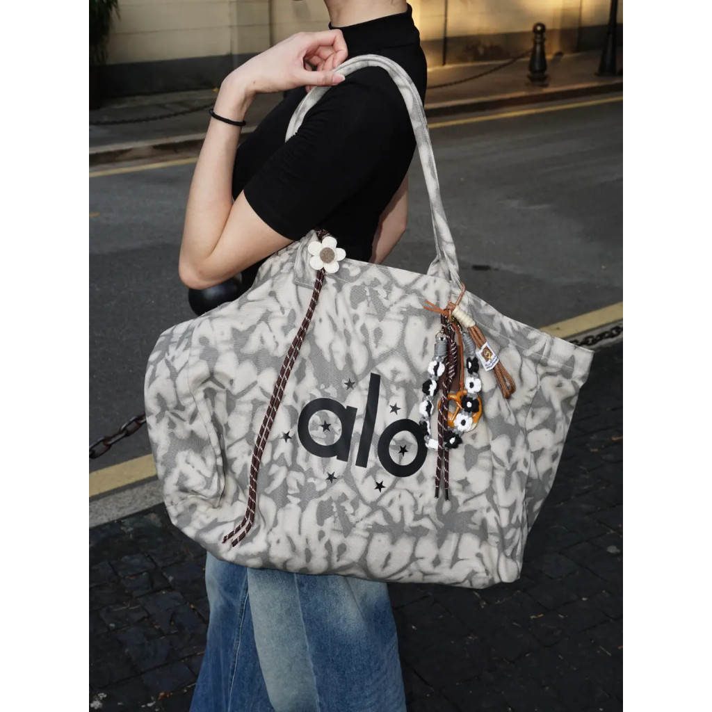 ALO Yoga 811 Customized bags ALO(อโล) กระเป๋าถือสีเทา