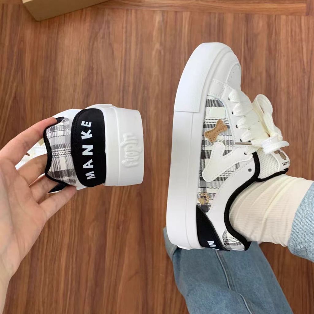 Fashion2025 เพิ่มความสูง Niche ins สไตล์กีฬารองเท้าออกแบบสไตล์ใหม่ร้อยบอร์ด Casual cod รองเท้าหนารอง