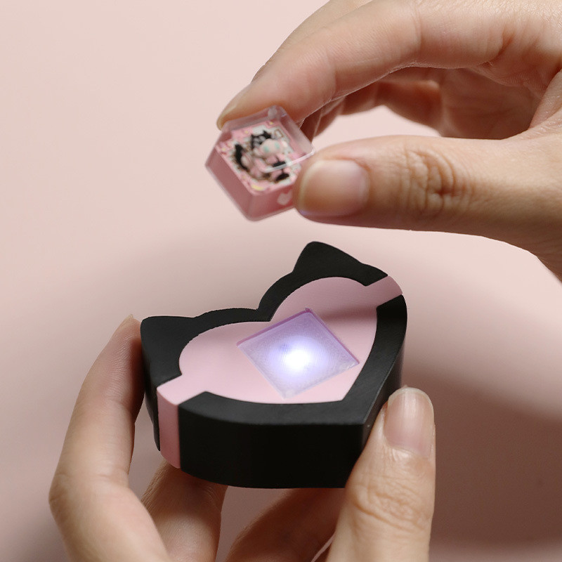 Valorant Clove Keycap กล่องแสดงสร้างสรรค์สีชมพูน่ารัก 3D Keycap Magnetic Light แสดงกรณี Valorant Key