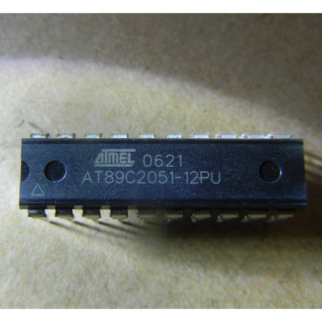 1 ชิ้น AT89C2051-12PU DIP18 เดิมนําเข้าชิปเดียว 8-bit 8051 2K แฟลชหน่วยความจํา IC ชิปจุด