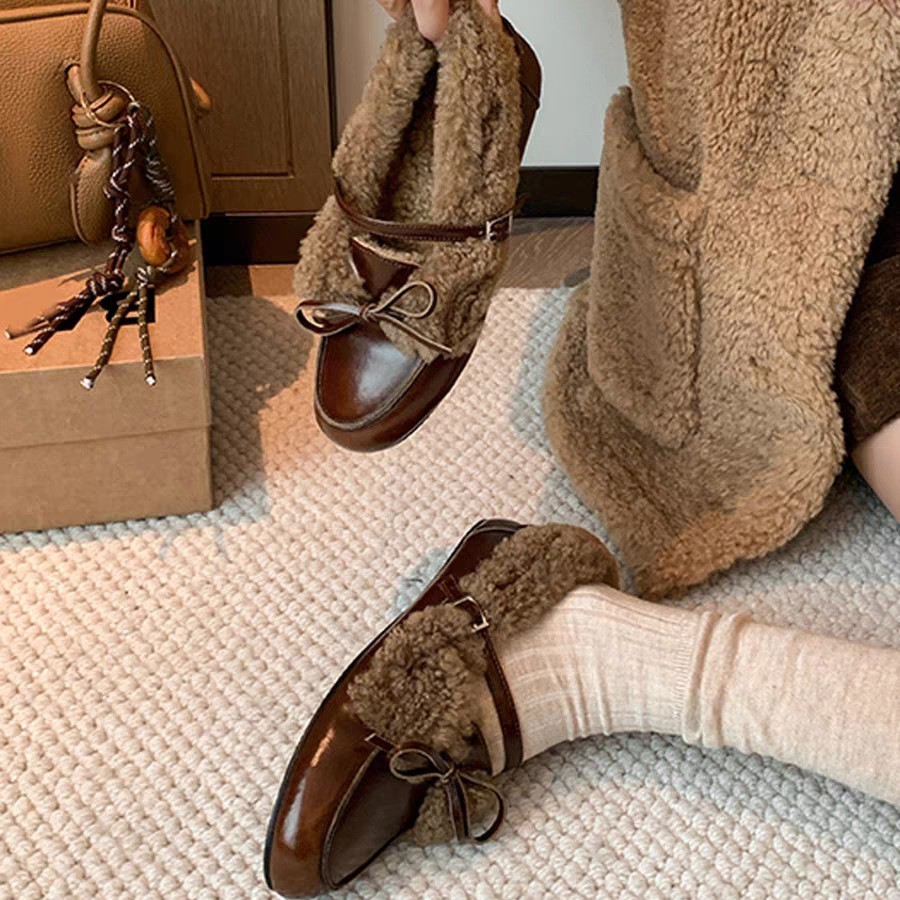 รองเท้าMary Jane แบบส้นเตี้ยหัวเหลี่ยม ประดับคริสตัลและสายรัดหุ.Consumer Insights Note: The SKU refe