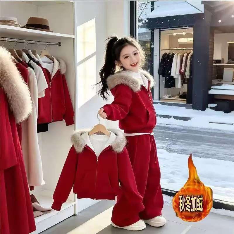ชุดวินเตอร์สีแดงสำหรับสาว ๆ พร้อมเซตสองชิ้นที่อบอุ่นและสบาย มาในหลากหลายไซซ์ และมัджor style ประจำปีใหม่ 2026