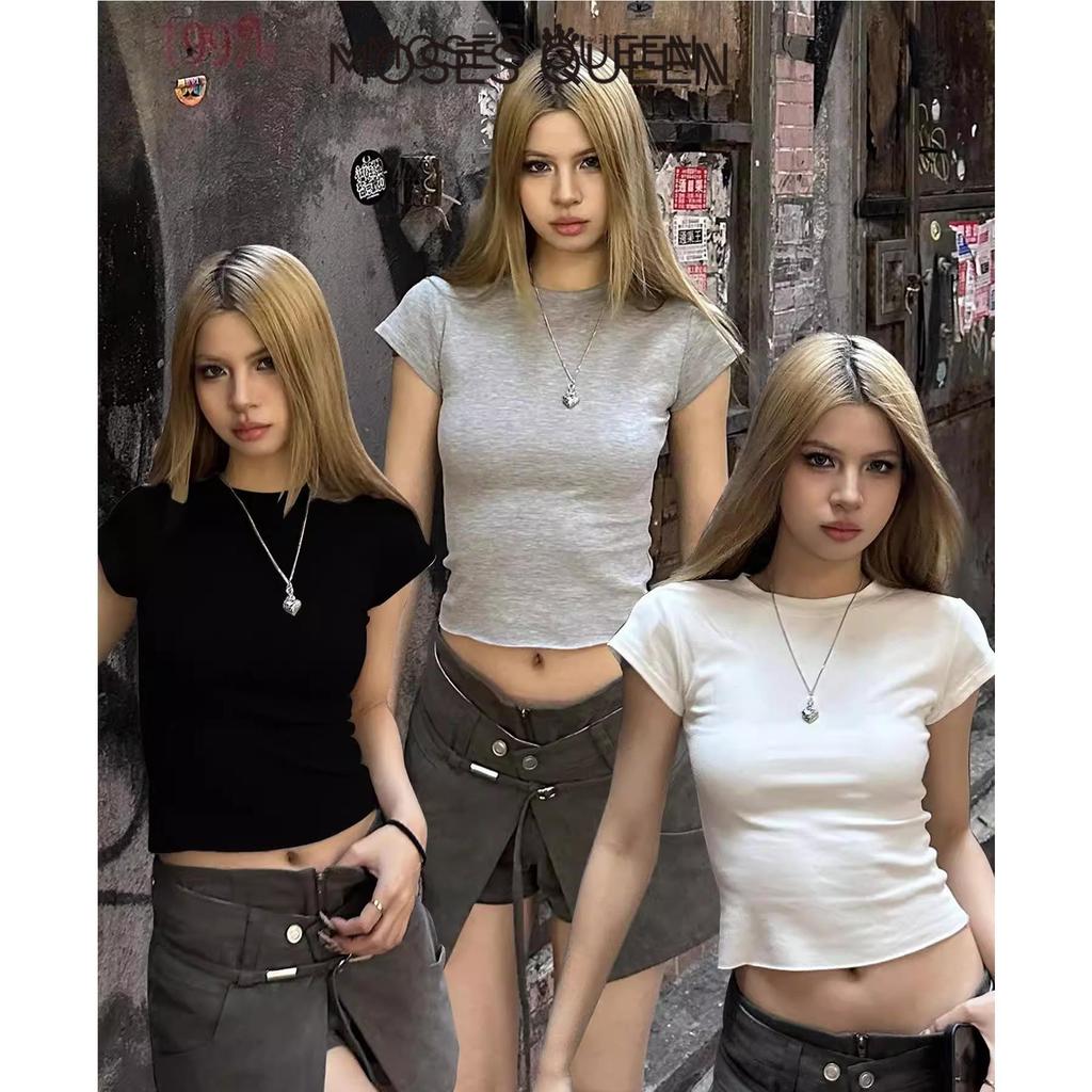 < MOSESQUEEN > เสื้อยืดแขนสั้น Basic ฤดูร้อนขนาดเล็กหลวมด้านหน้าไหล่เสื้อยืดคอกลมบางสั้นสีทึบ Top 2026.#63435