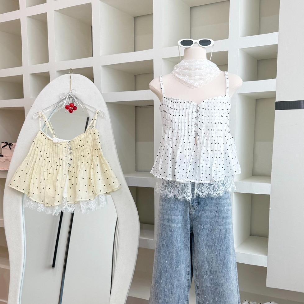KN.Clothes เสื้อสายเดี่ยว เย็บตีเกล็ดหน้า กระดุมเพชร ชายระบายเย็บขอบลูกไม้ สายปรับได้ มีซับในทั้งตัว Prod.Studio