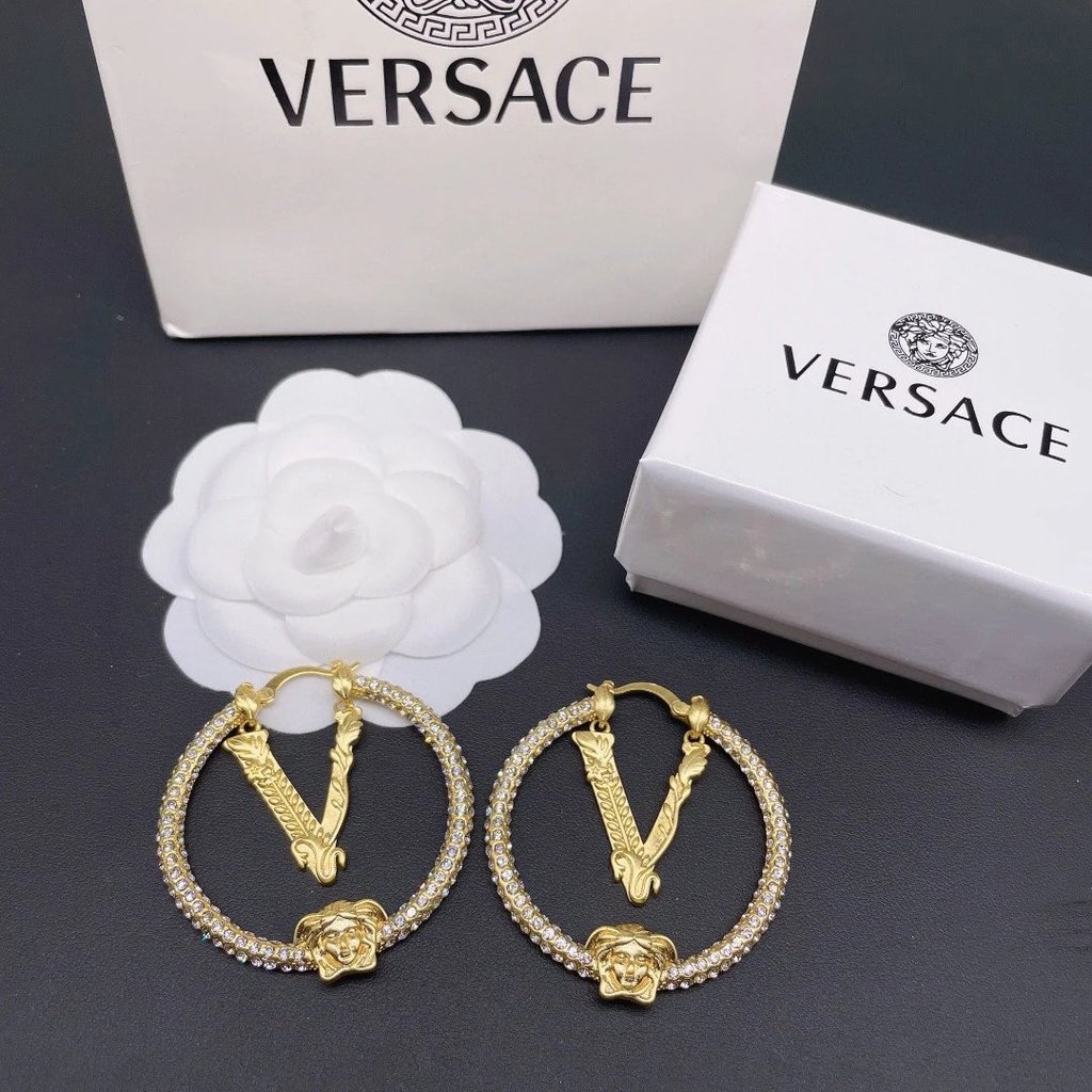 ต่างหู Versace พร้อมบรรจุภัณฑ์ครบชุด ราคาพิเศษ