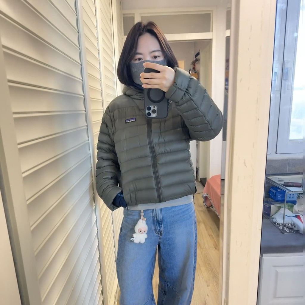 0B3J Patagonia Hooded lightweight fluffy warm windproof down jacket with a mountain-style design, pa