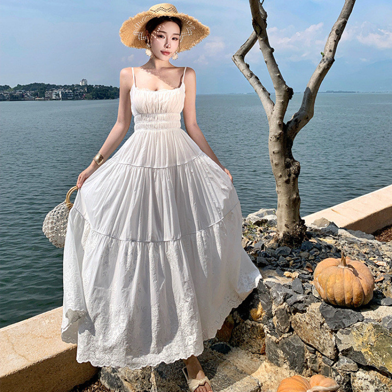 Qiuyying แนะนําสุภาพสตรีวันหยุดสีขาวชุดสลิงปักอารมณ์ฝรั่งเศส High-End Nar