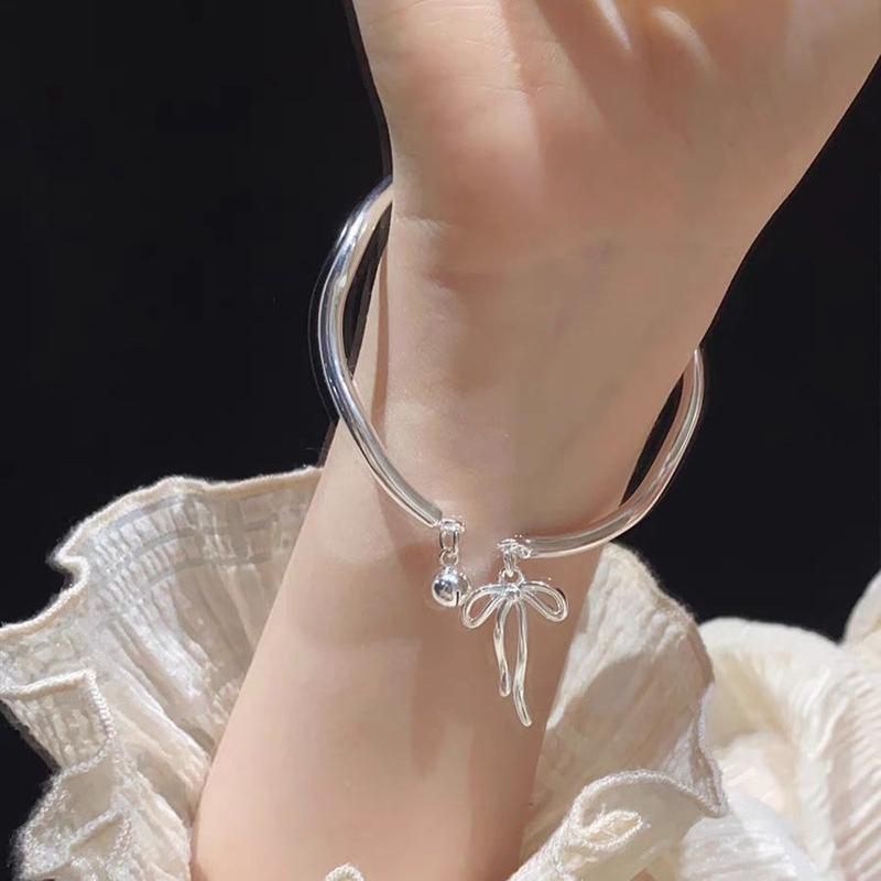 กำไลข้อมือ Möbius ดีไซน์เจ้าหญิงในฝัน ประดับด้วยโบว์และกระดิ่ง ปรับขนาดได้ เหมาะสำหรับเพื่อนสนิท เครื่องประดับหรูหรา