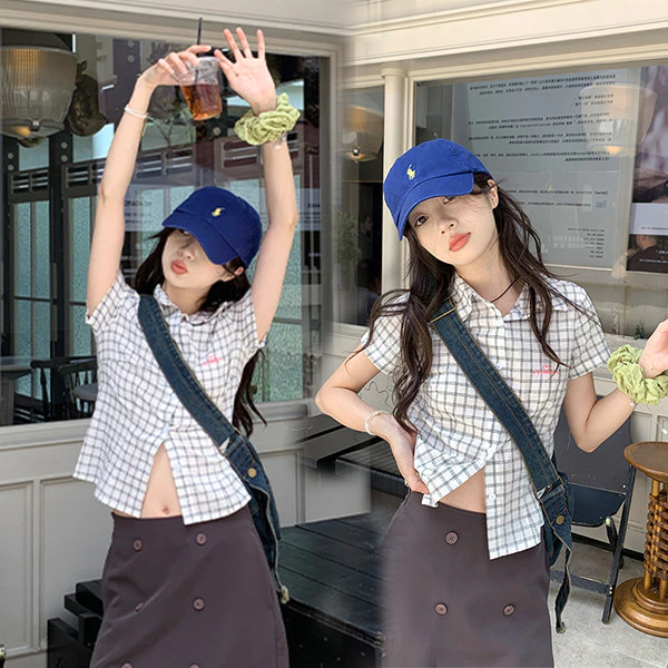 Red Berry เสื้อเชิ้ตแขนสั้นลายสก็อตสำหรับผู้หญิง สไตล์เรโทรเกาหลีแบบเรียบหรูสำหรับฤดูร้อน ดีไซน์ไม่ซ้ำใคร W711