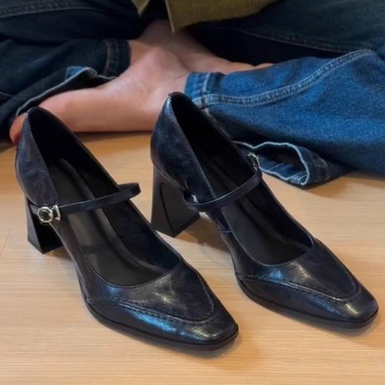 JINxCHOY รองเท้าส้นสูงสไตล์นุ่มสบายสำหรับฤดูใบไม้ผลิ ส้นหนา ออกแบบสแควร์Toe ทนทานและกันลื่น พร้อมสายคาดเพื่อความกระชับ