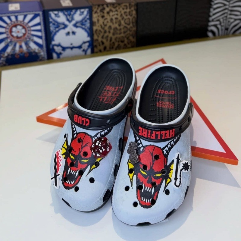 Stranger Things Hellfire Limited Edition รองเท้าแตะแบบรู Unisex กลางแจ้ง เบา ใส่สบาย ลำลอง