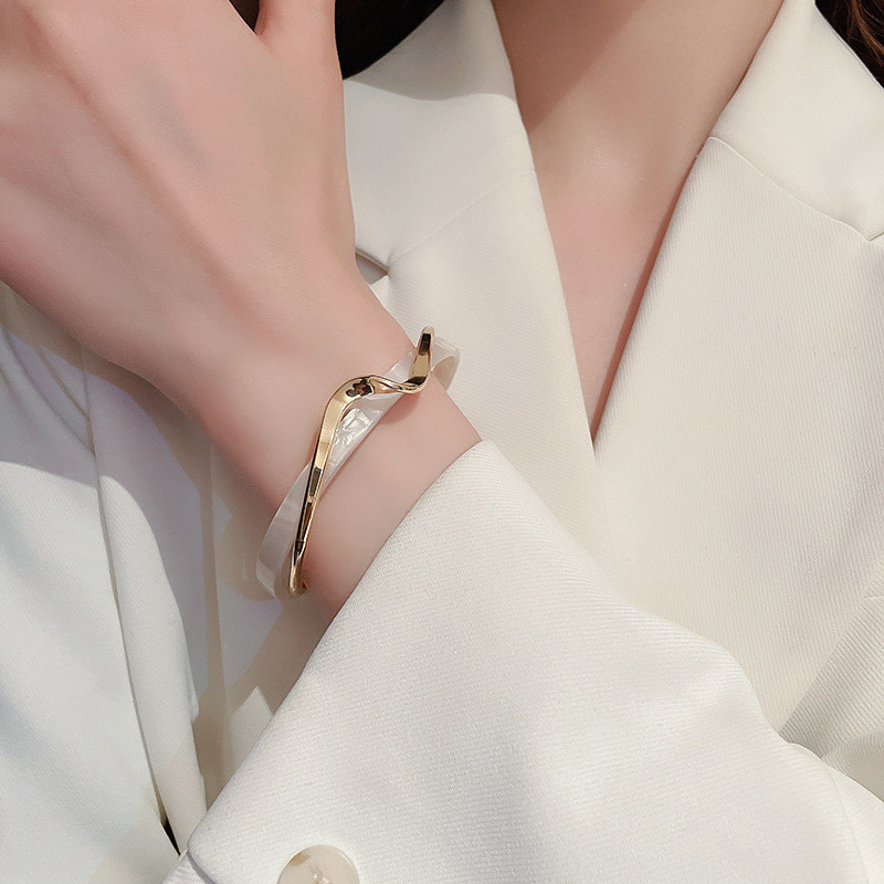 สร้อยข้อมือเพชรสังเคราะห์และเปลือกหอยทมิฬ โคATINGด้วยทองแท้ สไตล์แฟชั่นหรูหรา
