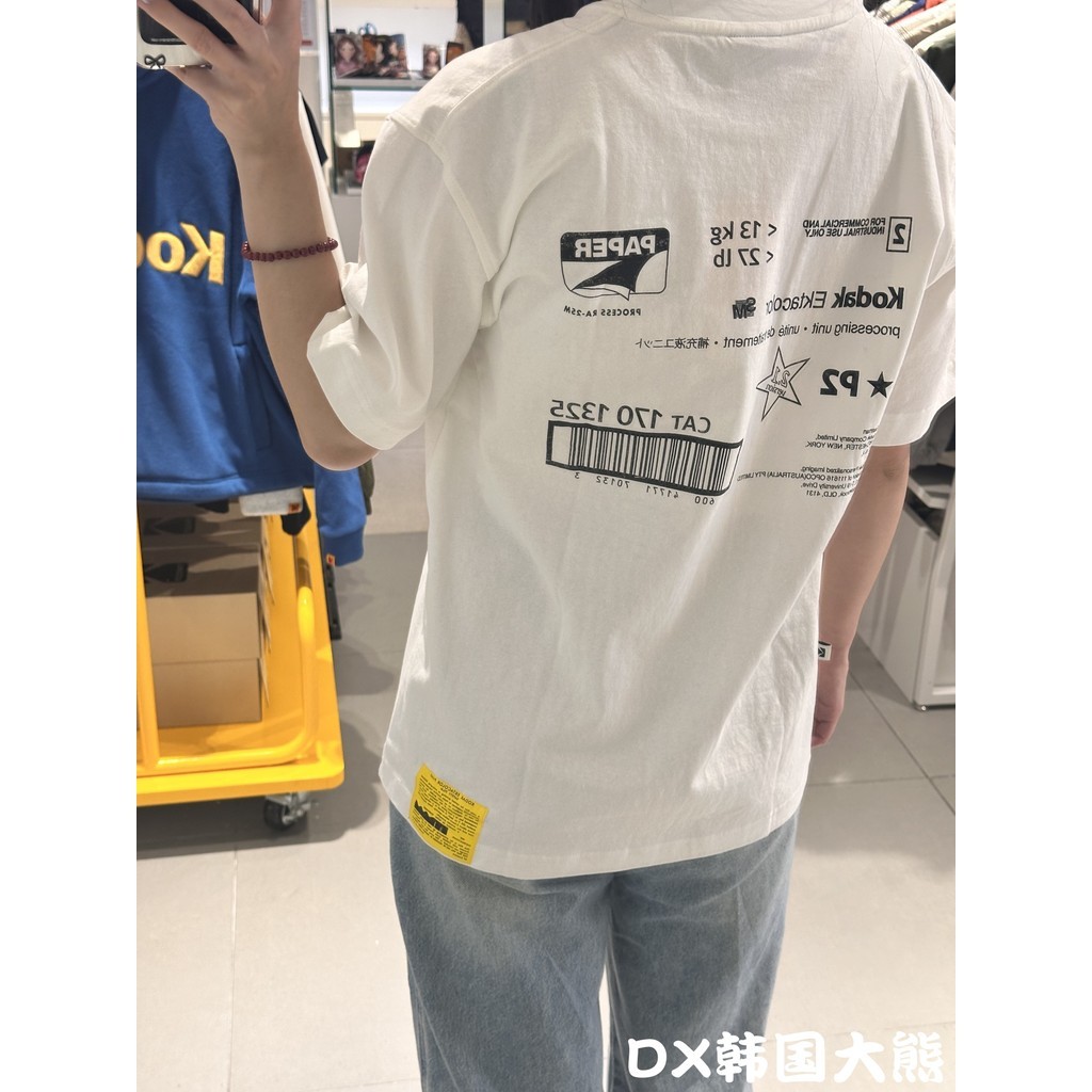 เสื้อยืดแขนสั้นพิมพ์โลโก้ KODAK ที่ด้านหลัง