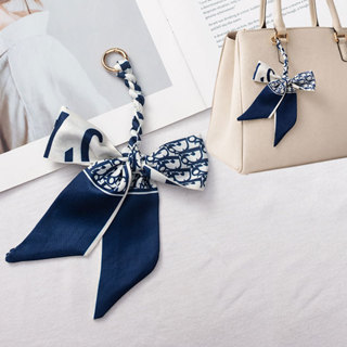 พวงกุญแจลายสก๊อตสีฟ้า พร้อมโบว์ เสริมความสวยงามให้กระเป๋าและ…