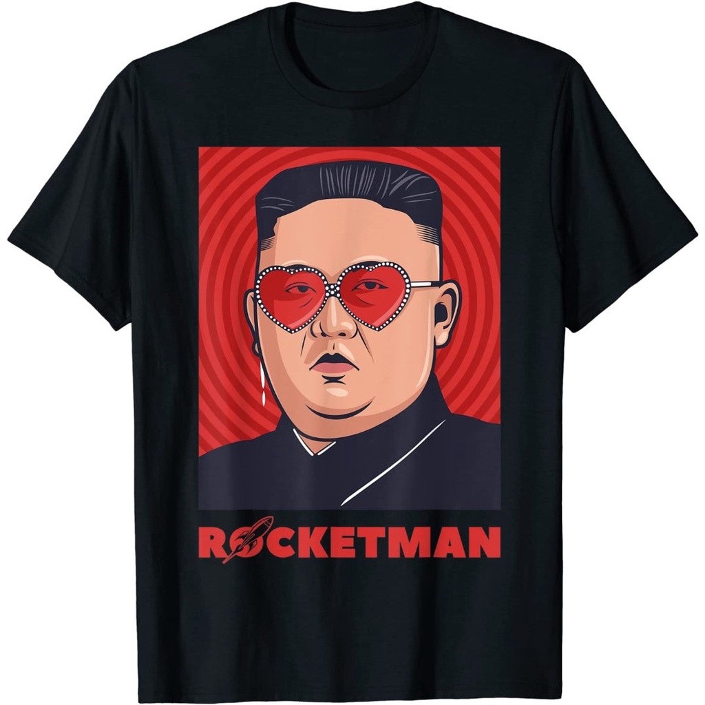 เสื้อยืดผู้ชาย Gildan เสื้อยืด พิมพ์ลาย Likes Kim Jong Un Rocketman สไตล์เกาหลีเหนือ สําหรับผู้ชาย แ