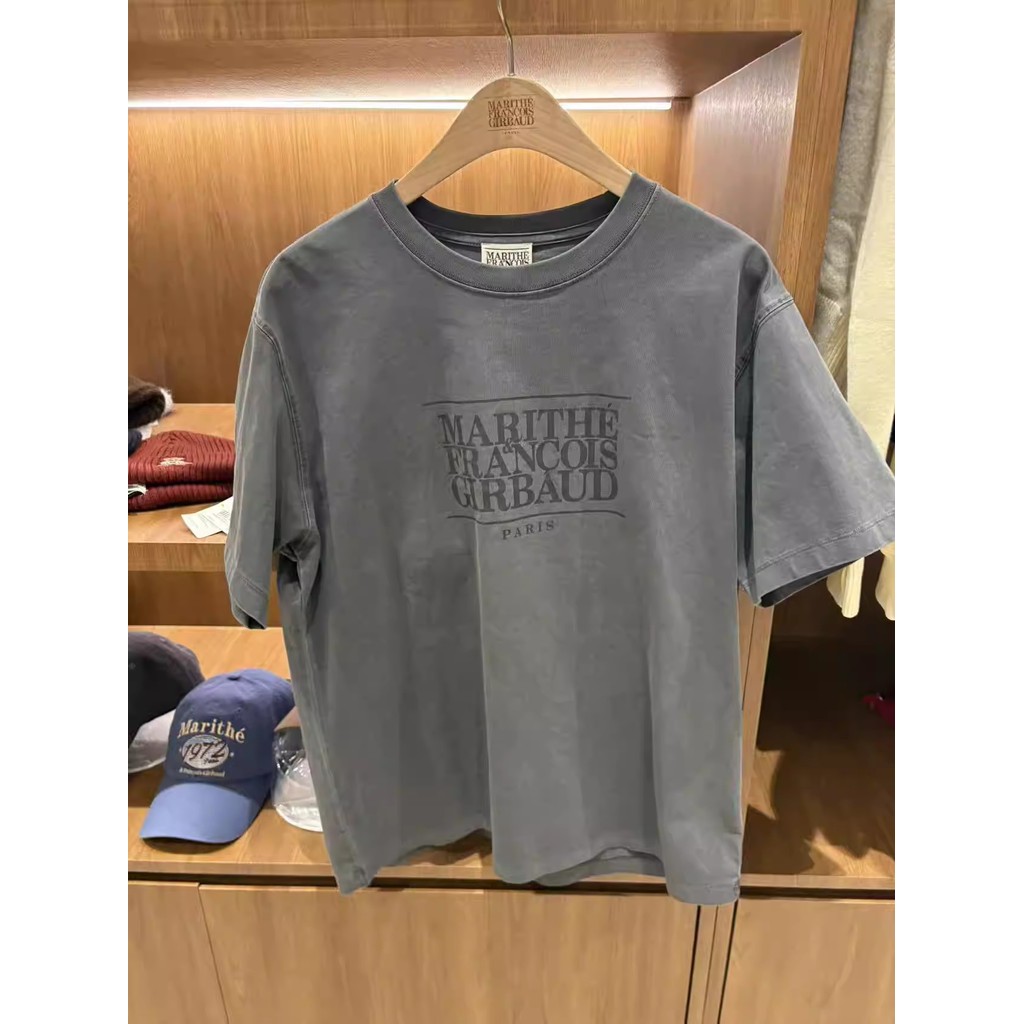 มาริธ เสื้อยืดแขนสั้นพิมพ์ลายตัวอักษรคลาสสิกสไตล์ใหม่ผู้ชายผู้หญิงสไตล์