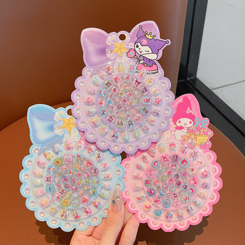 Kawaii เด็กกดบนเล็บสติกเกอร์ Kitty Kuromi Melody น่ารักการ์ตูนเล็บ Rhinestones เล็บปลอมของขวัญสําหรับเด็กผู้หญิง
