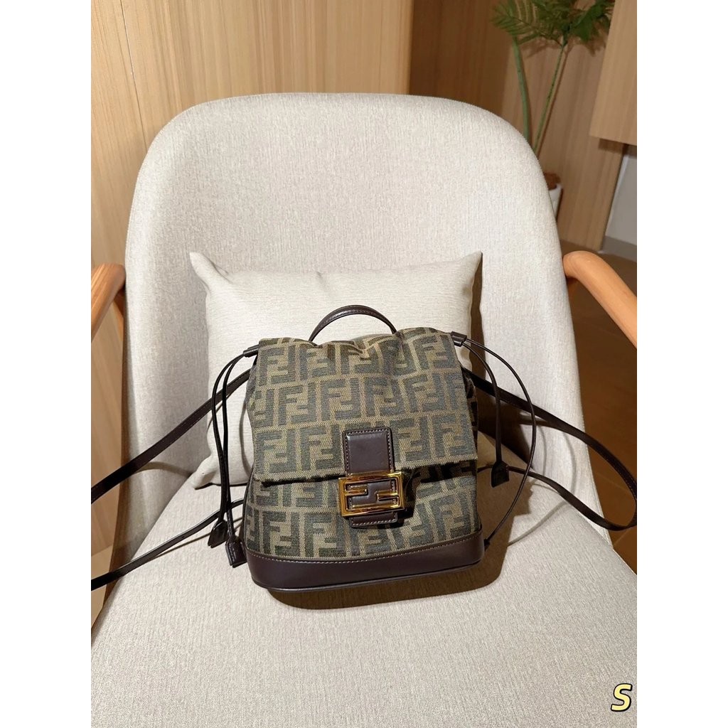 กระเป๋าเป้ Fendi แบบผ้าใบ