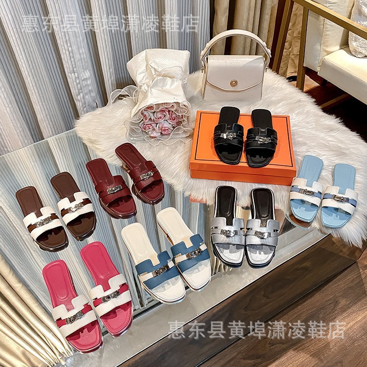 Flip-flop สำหรับหน้าร้อน ออกแบบใหม่ มีสายคล้องหูโลหะแบบ H ป้องกันลื่น เหมาะสำหรับใส่เที่ยวทะเลหรือกลางแจ้ง