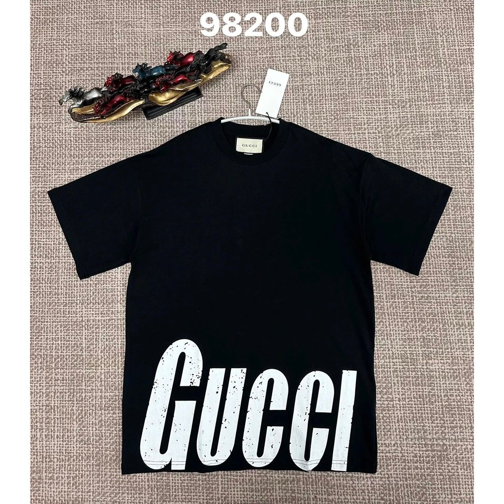 รุ่นยอดนิยม Guc Guc ด้านหน้าด้านหลัง Hem Letter พิมพ์โลโก้ Casual สบาย Breathable รอบคอแขนสั้นเสื้อย