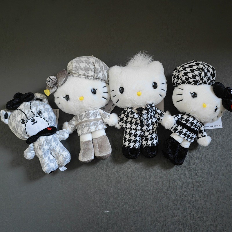 Sanrio สีดําลายตารางหมากรุก Hello Kitty Plushie ของเล่นตุ๊กตาน่ารัก KT ความคิดสร้างสรรค์พวงกุญแจกระเป๋าจี้เด็กของขวัญ