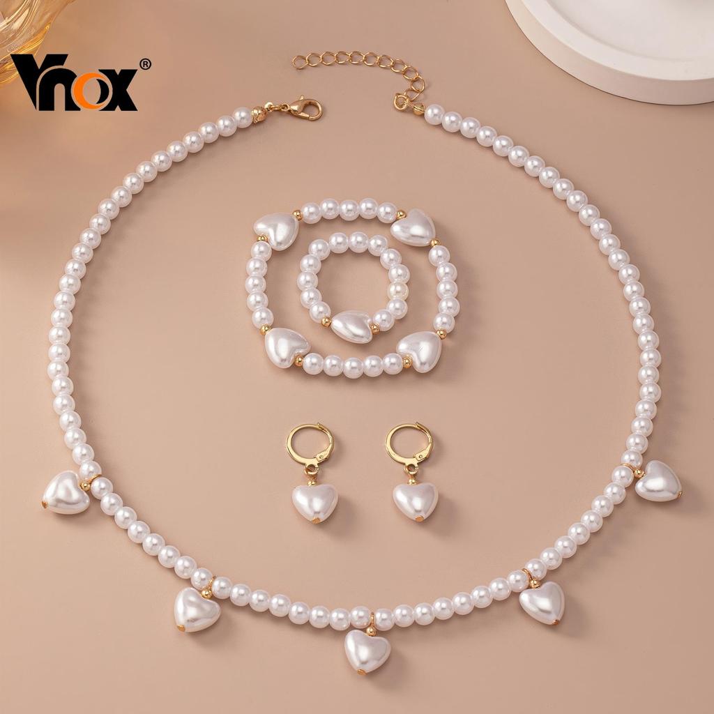 VNOX วีน็อกซ์ เครื่องประดับมุกสำหรับผู้หญิง ประกอบด้วยสร้อยคอมุก สร้อยข้อมือ แหวน และต่างหูหัวใจ พร้อมให้น่ารักและเป็นขอ