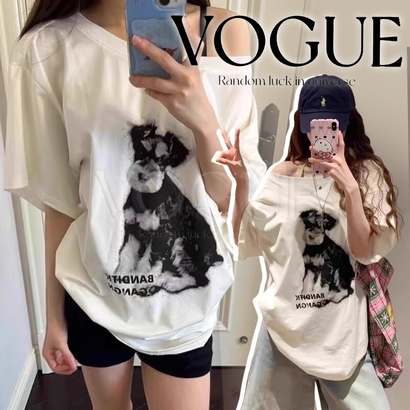 Vogue🌟พร้อมส่ง🌟 เสื้อยืดแขนสั้น คอกลมเปิดไหล่ ทรงโอเวอร์ไซส์ สกรีนลายน้องหมา (FY3301)