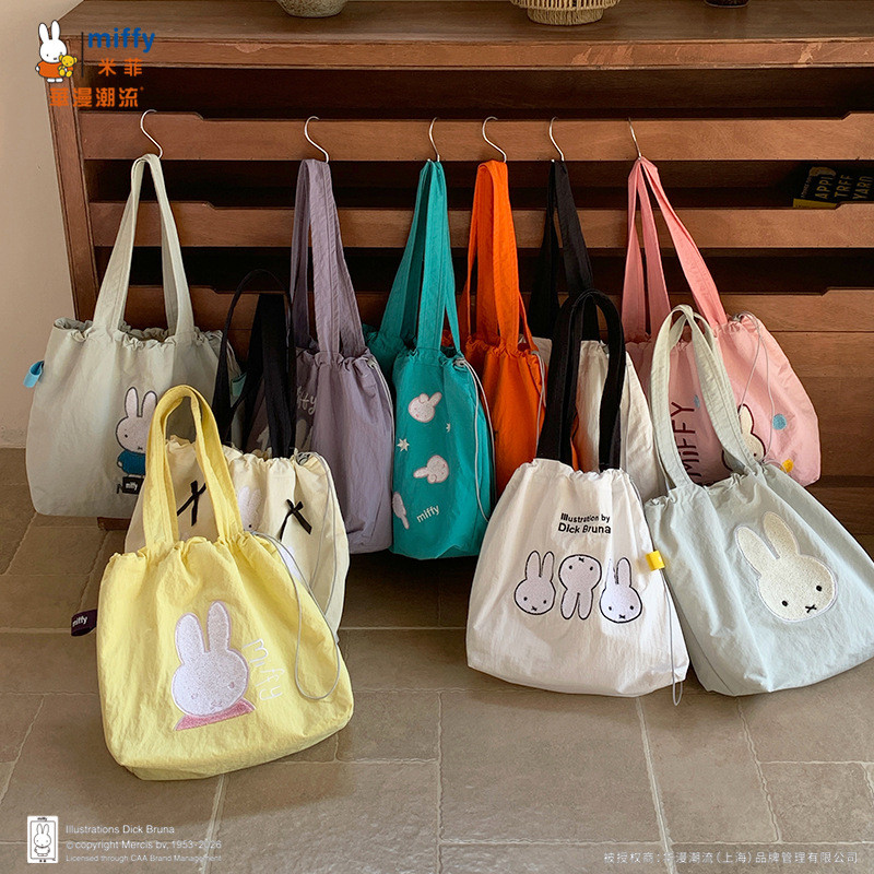 กระเป๋าถือ Miffy ดีไซน์.Drawstring พร้อมกระเป๋าผ้าใบปักลาย ความจุมาก เหมาะสำหรับการทำงานหรือใช้งานทั่วไป
