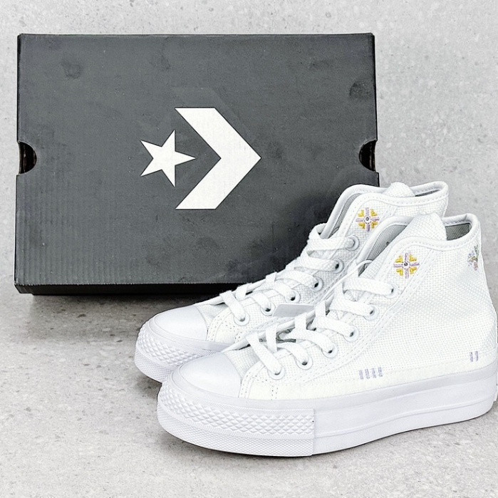 Converse Chuck Taylor All Star Lift เย็บปักถักร้อยดอกไม้สูงช่วยเหลือรองเท้าแผ่นพักผ่อน