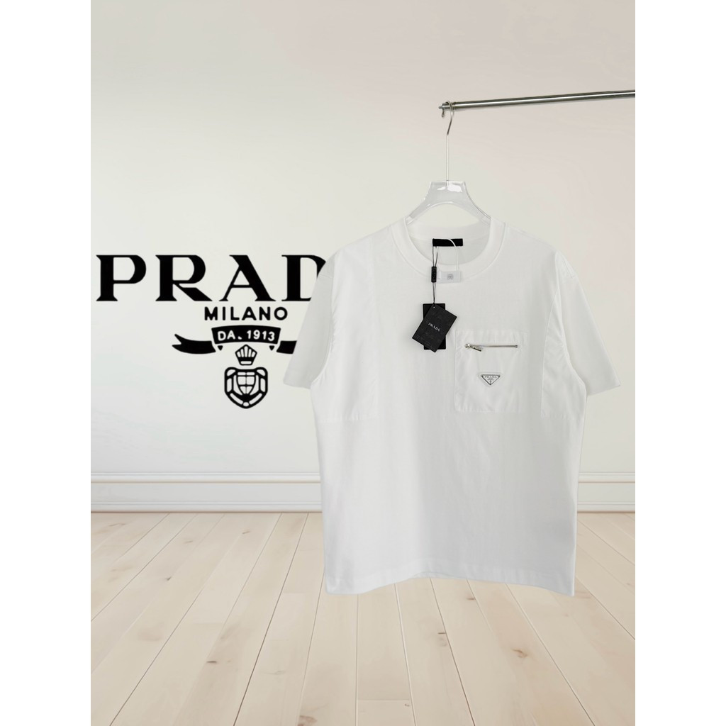 Prada/Prada 2026 คลาสสิกรอบคอแขนสั้นเสื้อยืดผู้ชายผู้หญิงสไตล์ธุรกิจแสงกีฬาหรูหราเกลียวสีทึบ Slim Cr