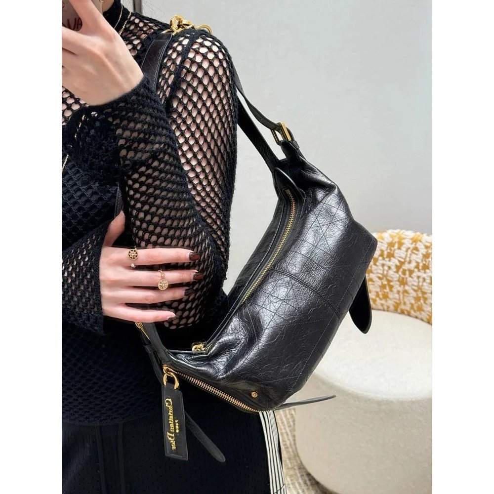 Dior Oil Wax D-Journey Crossbody Bag ความจุขนาดใหญ่ สำหรับถือและสะพายข้าง ออกแบบคล้ายสไตล์ของ Kim Ji