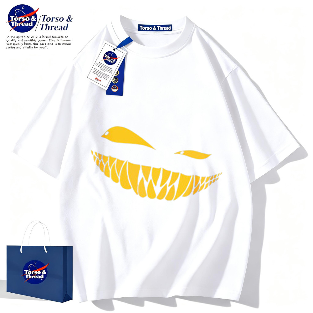 Torso & Thread เสื้อยืดผู้ชายเท่ๆ 100％cotton แฟชั่นเสื้อ summer สบายๆ เสื้อ oversize รูปแบบหน้าตัวยิ้มสีเหลือง