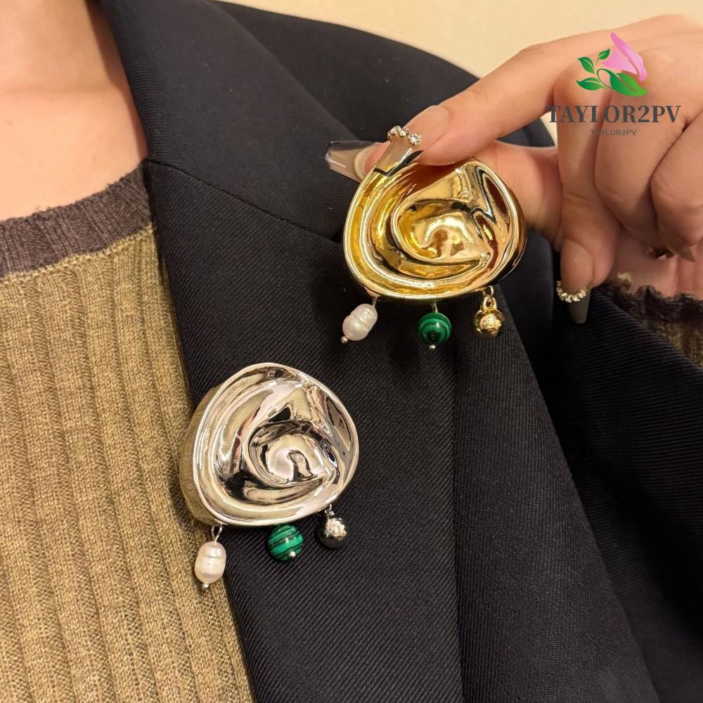 เข็มกลัดลายTaylor2PV พร้อมสร้อยคอมุกเกาหลี สวยงามและสวมใส่ง่าย