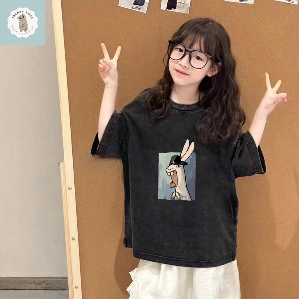 เสื้อยืดแขนสั้นผ้าฝ้ายฟอกสีสำหรับเด็กผู้หญิง สไตล์ใหม่ฤดูร้อนปี 2025 ดีไซน์เรโทรสุดเท่ พิมพ์ลาย
