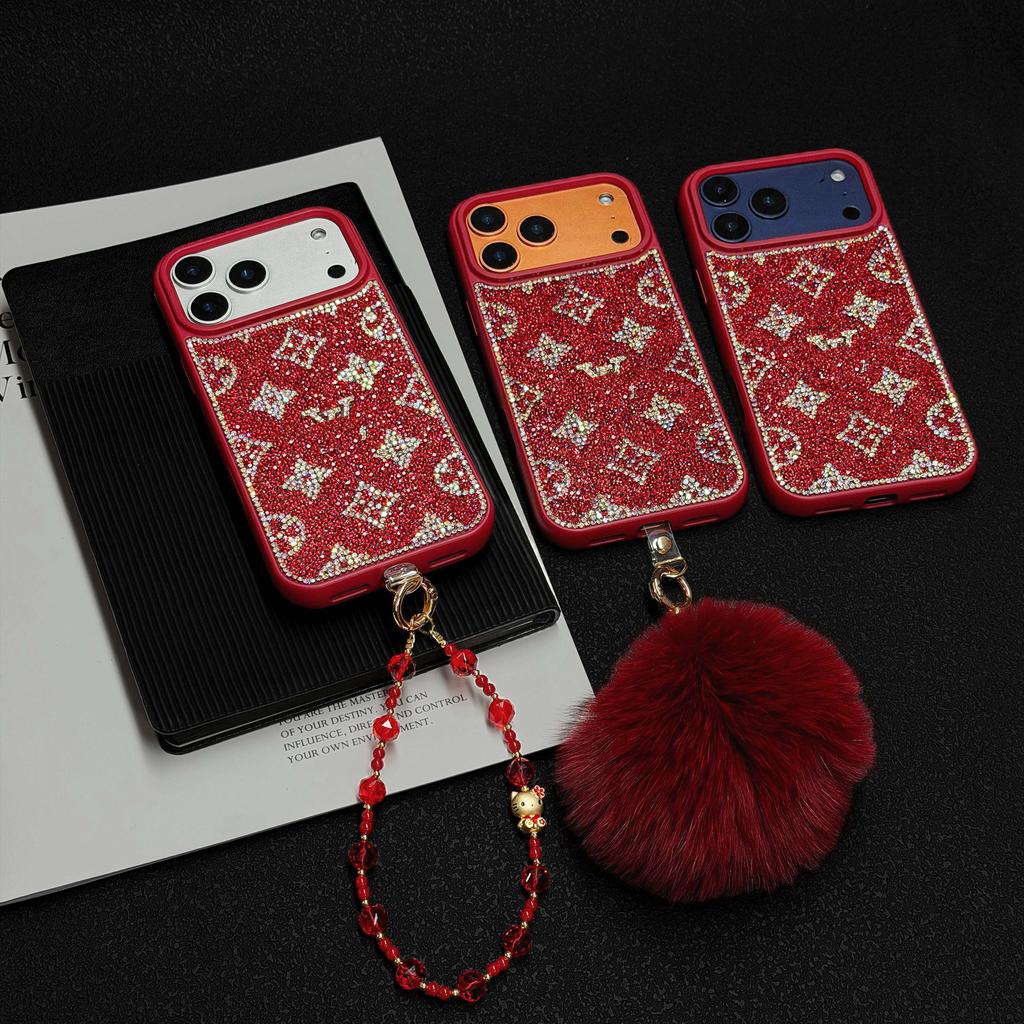 รูปแบบ Rhinestone สีแดงสําหรับ iphone 17Pro 17promax 16ProMax16pro 15ProMax กรณี - หรูหรา Sparkle ฝาครอบสีแดงลูกปัด Lanyard (Hello Kitty Charm) & Pom Bling เคสโทรศัพท์สําหรับ Wome
