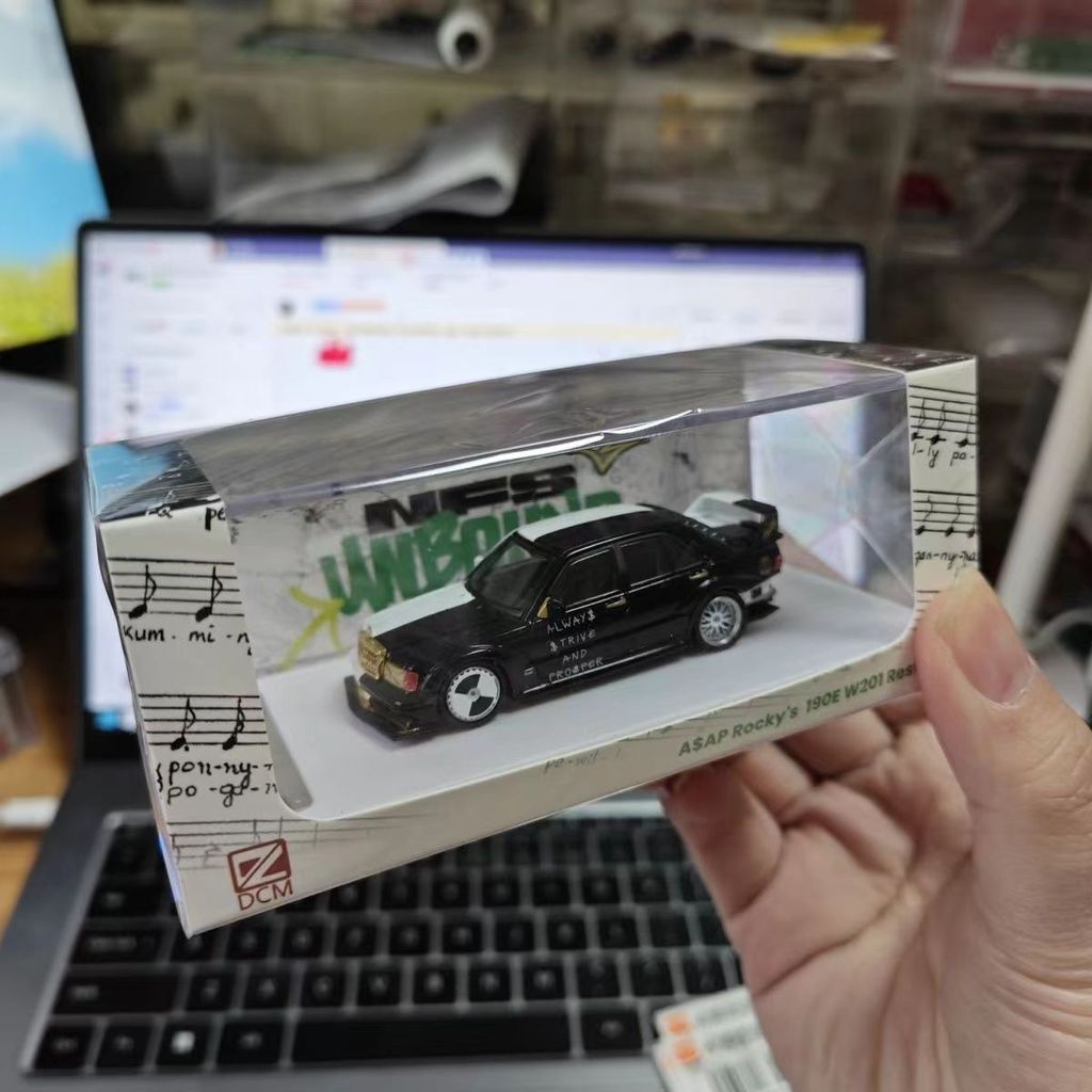พร้อมสต็อก DCM 1: 64 Mercedes-Benz 190E W201 Premium Speed สีดําสีขาวโมเดลรถโลหะผสมคู่