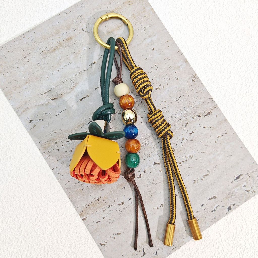 Retro High-End กระเป๋าหนังจี้ Handmade พู่ดอกไม้ลูกปัดเชือกถักพวงกุญแจ High-End Charm