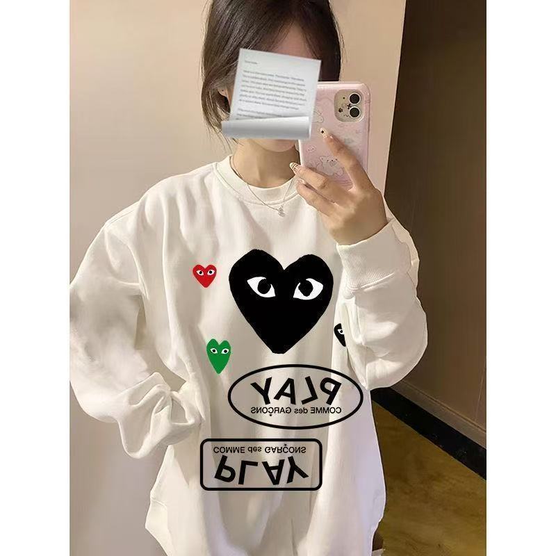 เสื้อกันหนาวผู้หญิง CDG PLAY ออกแบบพิมพ์ลายหัวใจรอบคอดูเก๋ สไตล์แฟชั่นสวมใส่ง่ายและแมตช์ได้หลายโอกาส